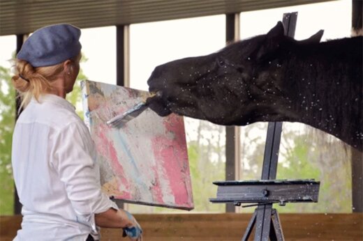 ببینید | هنرمندترین اسب دنیا؛ استعداد بزرگ در هنر نقاشی! 