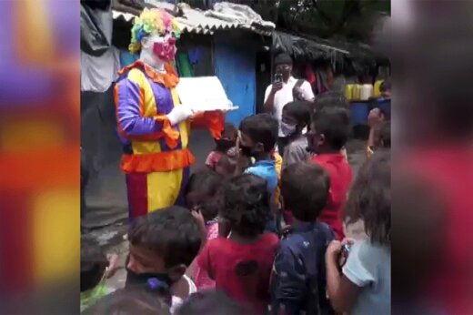 ببینید | روش جالب یک دلقک برای آموزش به بچه‌های محروم درباره کرونا