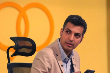 عکس | تصویر دیده نشده از عادل فردوسی‌پور در کنار دو بادیگارد