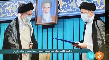 ابراهیم رئیسی، رئیس جمهور ایران شد /لحظه گرفتن حکم تنفیذ از دست رهبر انقلاب +عکس
