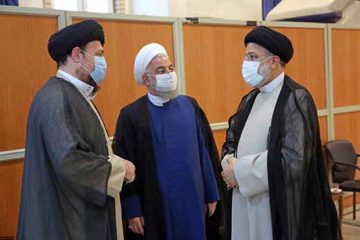 عکس دو نفره رئیسی و روحانی در آغاز به کار دولت جدید /سیدحسن خمینی درحال گفتگو با رئیس جمهور جدید