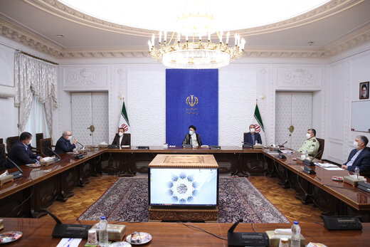 عکسی از ابراهیم رئیسی در کنار وزرا و معاونان روحانی در یک جلسه رسمی