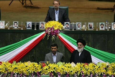 مراسم تحلیف احمدی نژاد در روز غیبت بزرگان / عدم حضور مقامات خارجی در مراسم افتتاحیه دهه 60