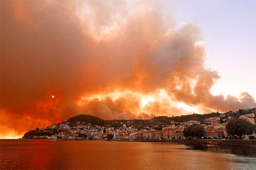 ببینید | لحظات دلهره آور تخلیه اضطراری مناطقی از یونان به دلیل آتش سوزی