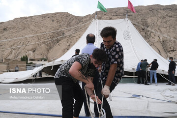آیین سنتی برپایی خیمه‌های عاشورایی زرقان