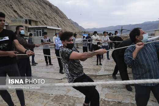 آیین سنتی برپایی خیمه‌های عاشورایی زرقان