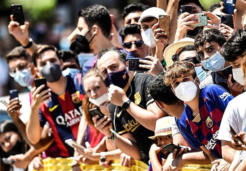تجمع هواداران بارسلونا برای خداحافظی با مسی/ عکس