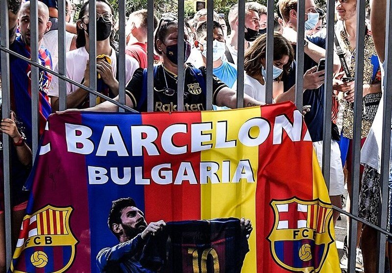تجمع هواداران بارسلونا برای خداحافظی با مسی/ عکس