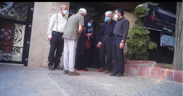 تصویری از حضور میرحسین موسوی بیرون از حصر و در منزل اقوام