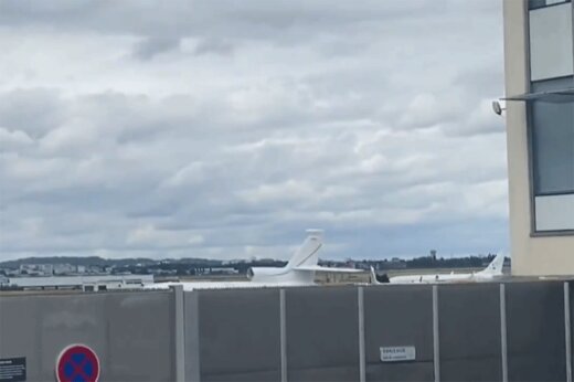 ببینید | لحظه فرود هواپیمای شخصی مسی در خاک پاریس