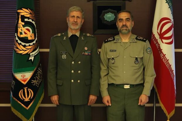 تصویری از اولین روز کاری وزیر جدید دفاع در کنار امیر حاتمی