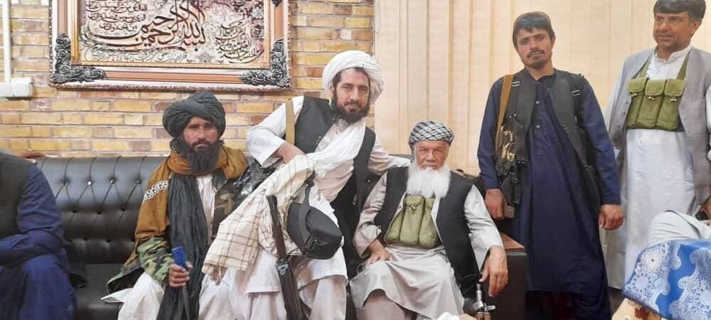 تصویری از اسماعیل خان رهبر مردمی افغانستان در هرات که به اسارت طالبان درآمده/عکس
