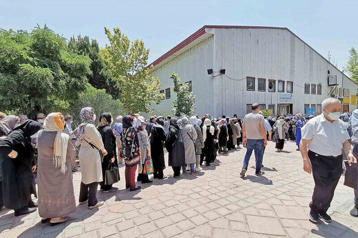 ببینید | شلوغی در صف واکسن در تهران