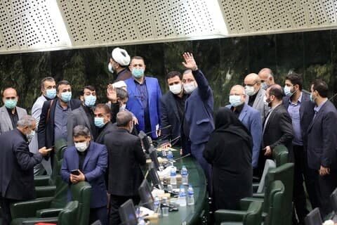 خداحافظی زاکانی با مجلس بدون رعایت پروتکل های ضدکرونایی +عکس