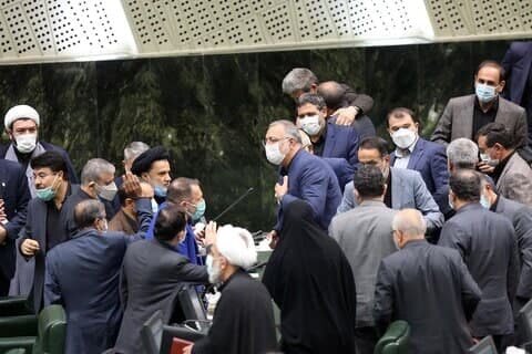 خداحافظی زاکانی با مجلس بدون رعایت پروتکل های ضدکرونایی +عکس