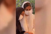 ببینید | حضور دختر علی سلیمانی با لباس سفید سر مزار پدر