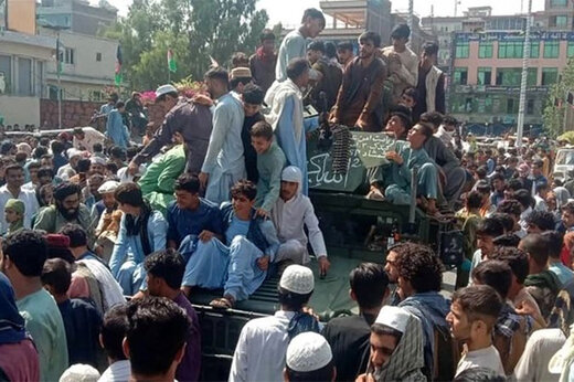 ببینید | ازدحام مردم افغانستان در فرودگاه کابل