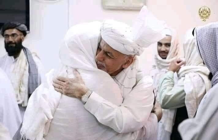 عکس | نمایندگان طالبان در آغوش اشرف غنی