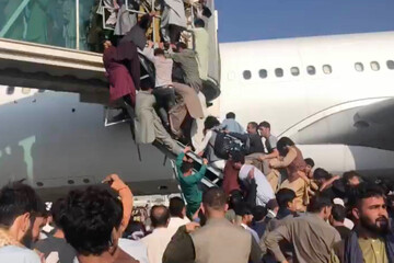 تیراندازی شدید در فرودگاه کابل؛دو جسم که گمان می‌رود انسان بودند از هواپیما به پایین پرتاب شدند/اجسادی که اطراف فرودگاه به حال خود رها شده‌اند