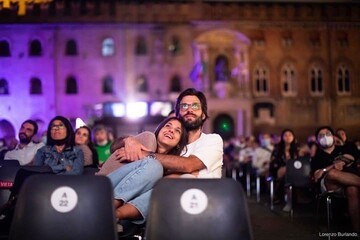 مدل فیلم دیدن خیابانی مردم بولونیا در کرونا