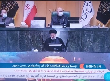 تصویری از ابراهیم رئیسی درحال دفاع از کابینه پیشنهادی