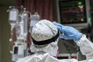 عکس| تصویری تکان دهنده از پرستاری که با سرم به دست به حال بیماران رسیدگی می‌کند