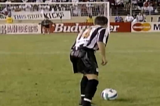 ببینید | سبک عجیب پنالتی زدن بازیکنان آمریکایی در سال‌های قدیم