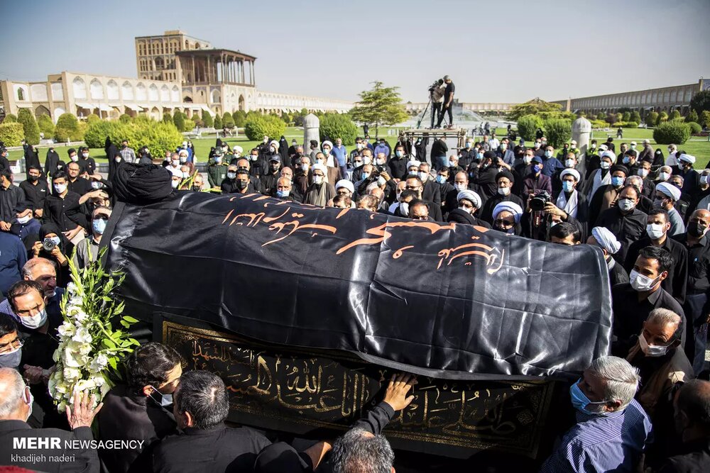 پیکر آیت‌الله فقیه ایمانی تشییع و در کتابخانه امیرالمومنین(ع) اصفهان به خاک سپرده شد