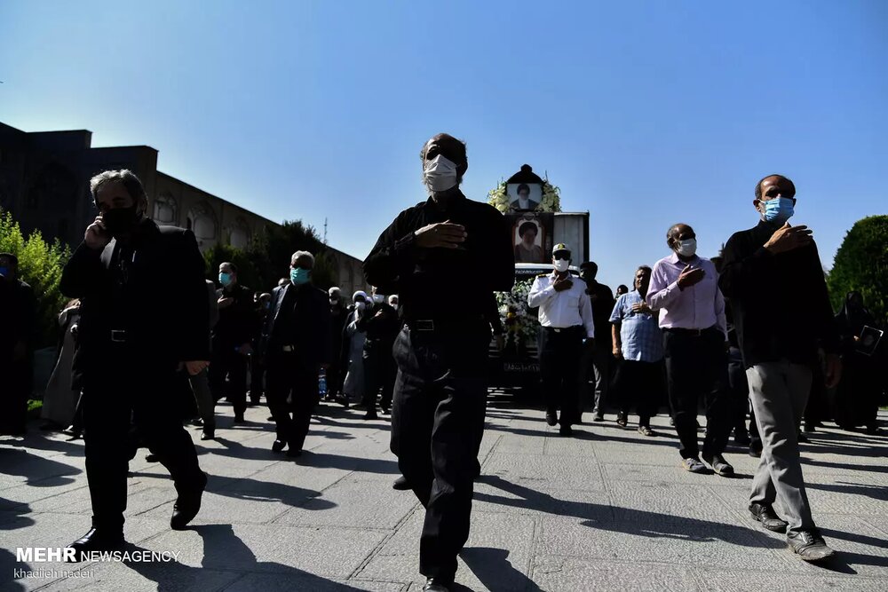 پیکر آیت‌الله فقیه ایمانی تشییع و در کتابخانه امیرالمومنین(ع) اصفهان به خاک سپرده شد