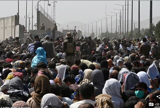 بحران در فرودگاه کابل؛خانواده‌ها تشنه و خسته زیر آفتاب سوزان منتظرند/شلاق و قنداق تفنگ،پاسخ نظامیان آمریکا به افغان‌ها/عکس