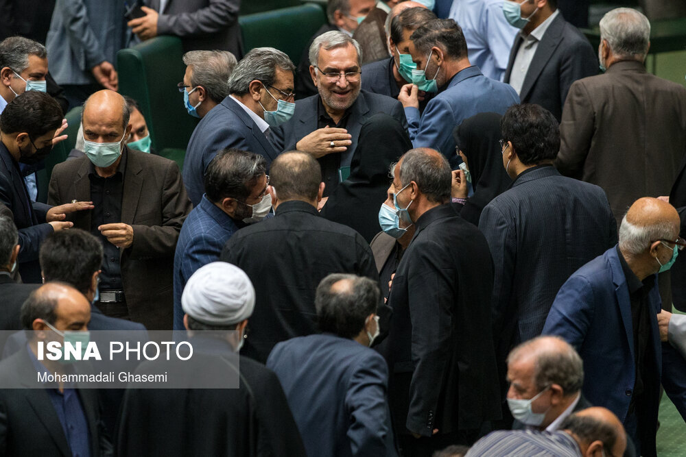 عکس | حضور وزیر پیشنهادی بهداشت «بدون ماسک» در جمع نمایندگان مجلس!