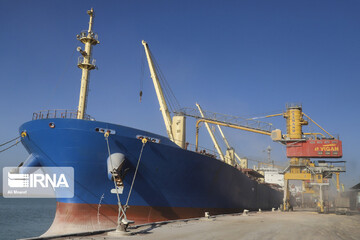 صف کشتی‌های حامل کالاهای اساسی برای تخلیه بار در بنادر ایران