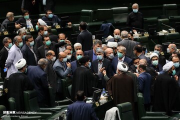 دهن کجی نمایندگان به کرونا /فیلمبرداری آقای نماینده از خود+عکس