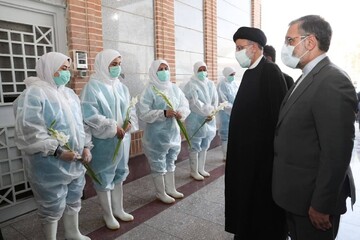 عکس یادگاری ابراهیم رئیسی با کارکنان سازمان بهشت زهرا عکس یادگاری ابراهیم رئیسی با کارکنان سازمان بهشت زهرا