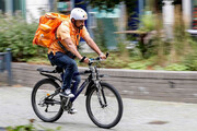 ببینید | روایت وزیر افغان که در کشور آلمان، پیک دوچرخه شد