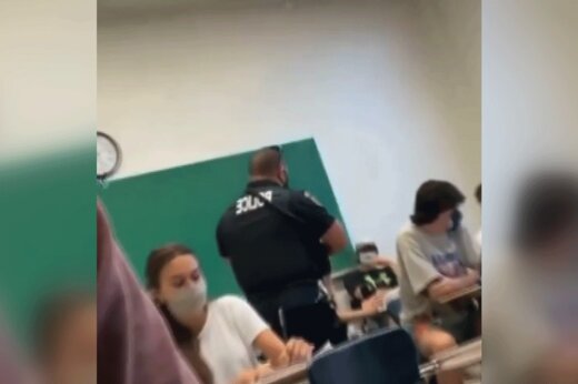ببینید | بیرون انداختن دانشجو بدون ماسک توسط پلیس