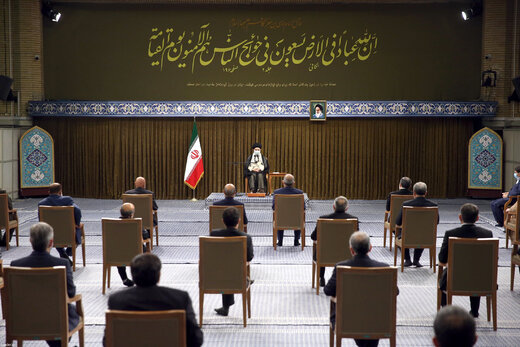 تصویری از وزیر دولت روحانی در دیدار دولت رئیسی با رهبر انقلاب