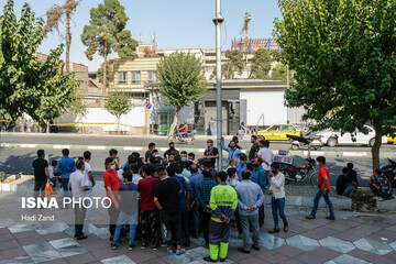 ازدحام جمعی از پناهجویان افغانستانی مقابل سفارت آلمان برای دریافت ویزا