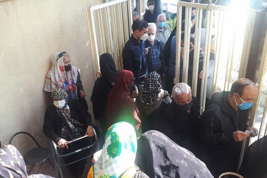 ببینید | وضعیت شلوغ یکی از مراکز واکسیناسیون کرونا در نارمک تهران