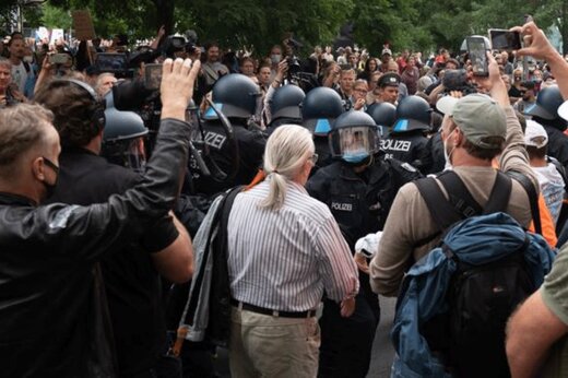 ببینید | اعتراضات خشونت‌بار ضد قواعد کرونایی در برلین