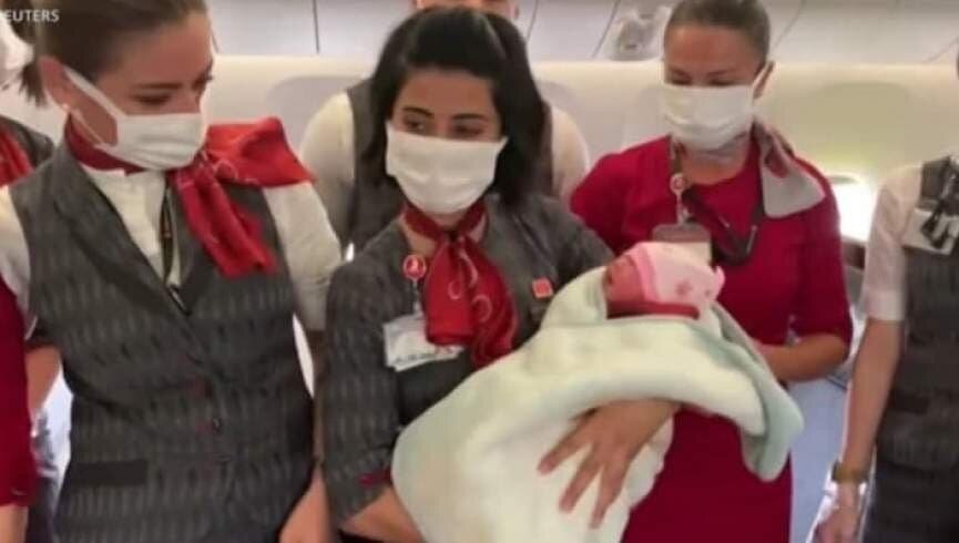 عکس | تولد نوزاد افغانستانی در هواپیما بر فراز کویت