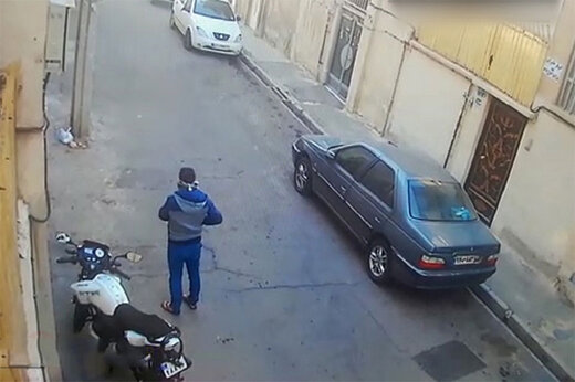 ببینید | سرقت وحشیانه و مسلحانه از یک زن در خیابان‌های شرق تهران