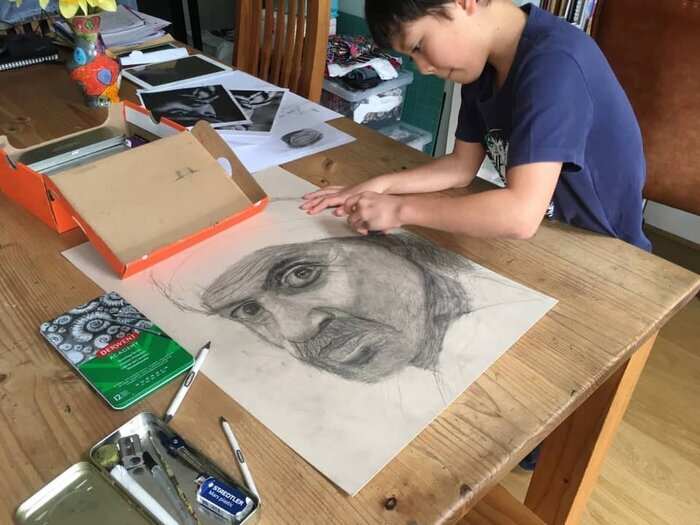 استعداد حیرت‌انگیز پسربچه ۹ ساله در نقاشی / عکس
