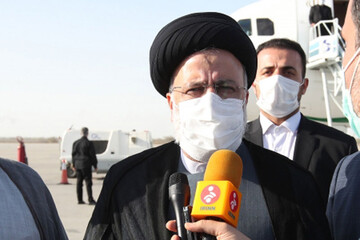 بازدید رئیسی از طرح ساماندهی مسکن کپرنشینان/ رئیس جمهور به شهدای مدافع امنیت ادای احترام کرد