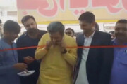 ببینید | حرکت عجیب وزیر پاکستانی در افتتاحیه؛ پاره کردن روبان با دندان!