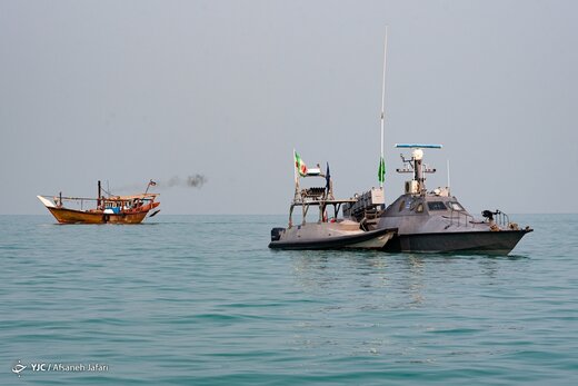 رژه شناور‌های نیروی دریایی سپاه در خلیج فارس