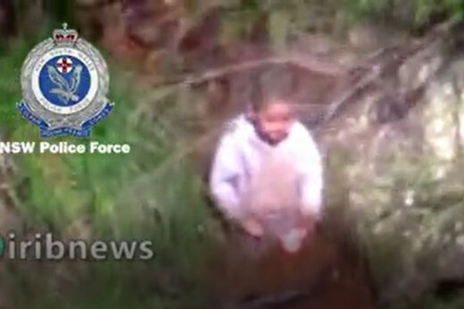 ببینید | لحظه پیدا شدن کودک ۳ ساله در جنگل‌های استرالیا بعد از ۴ روز جستجو