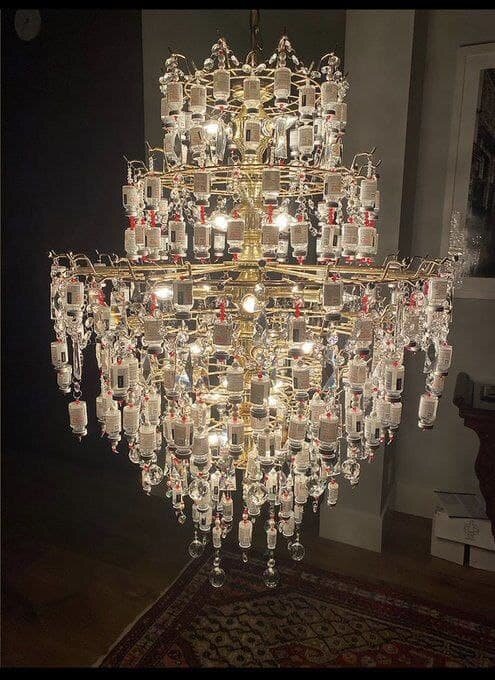 هنرآفرینی با ویال‌های واکسن کرونا