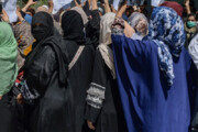 ببینید | زندانی کردن زنان معترض در یک پارکینگ توسط طالبان