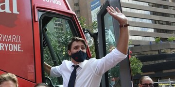 ضدواکسن‌ها ترودو را سنگ‌باران کردند
